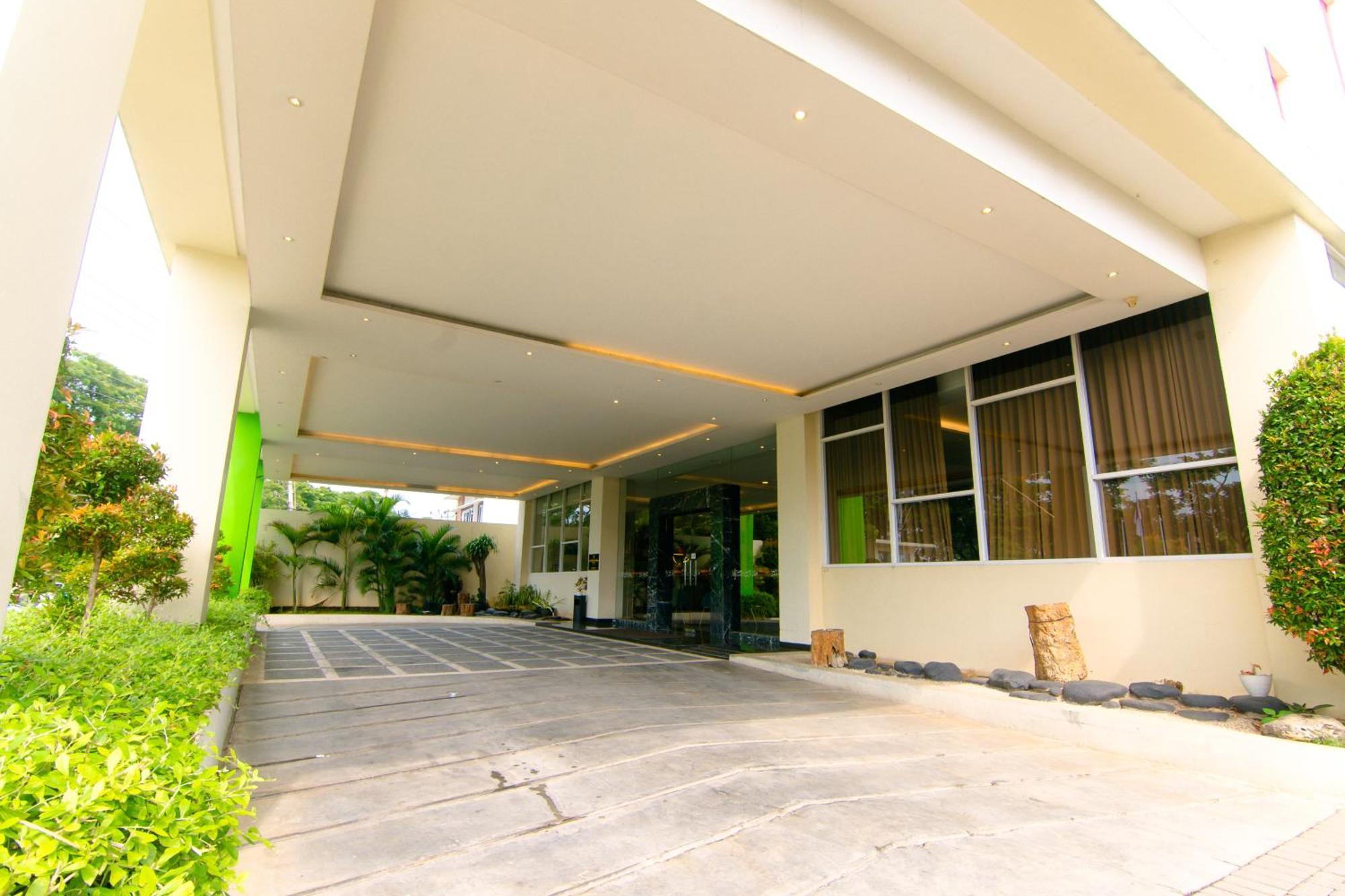 Front One Hotel Purwodadi Purwodadi  Ngoại thất bức ảnh