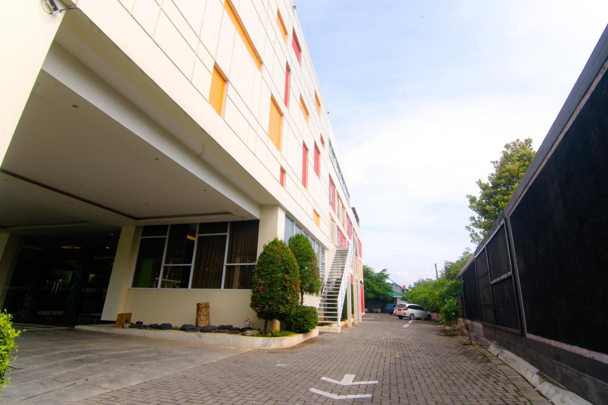 Front One Hotel Purwodadi Purwodadi  Ngoại thất bức ảnh