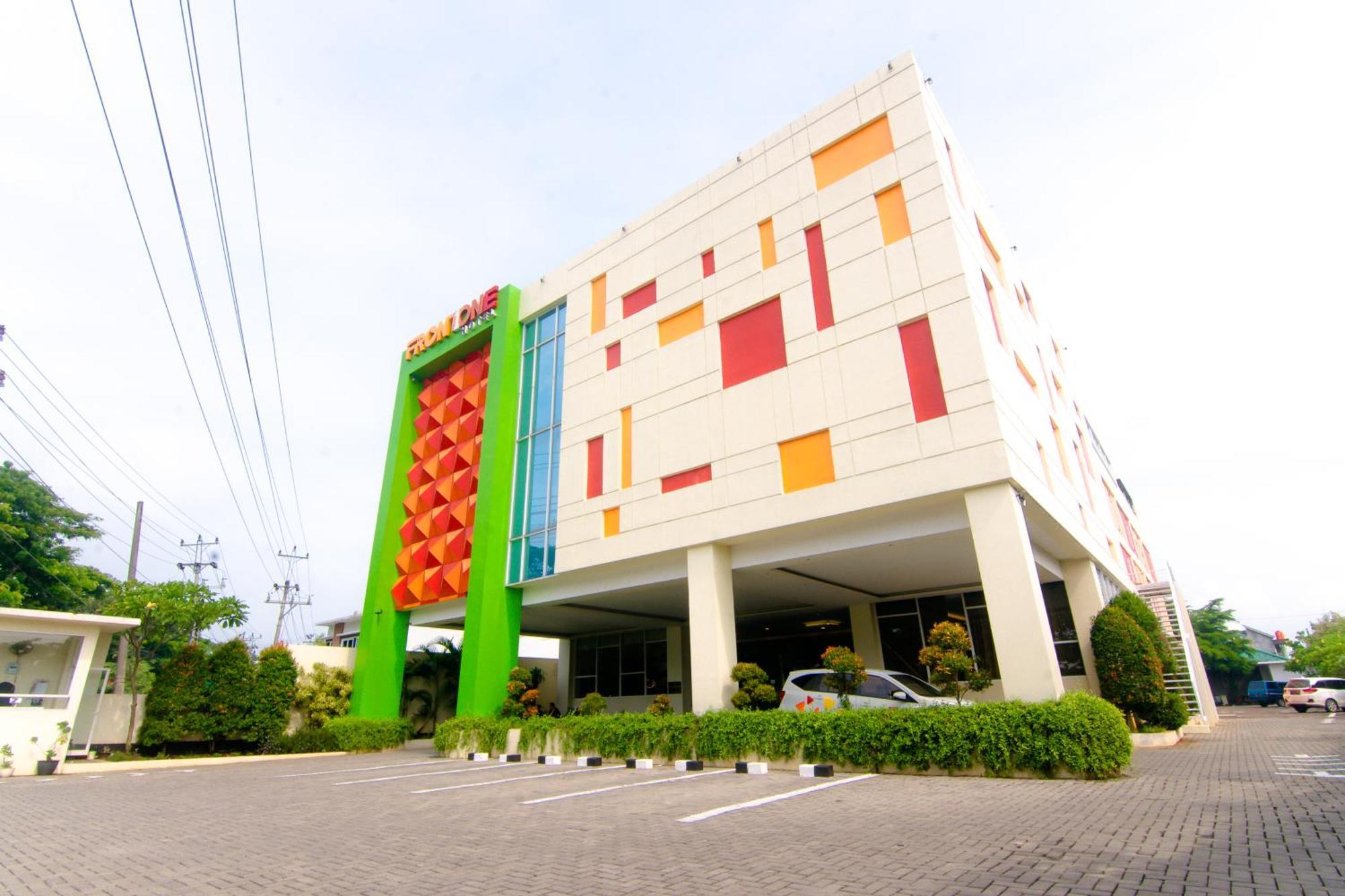 Front One Hotel Purwodadi Purwodadi  Ngoại thất bức ảnh