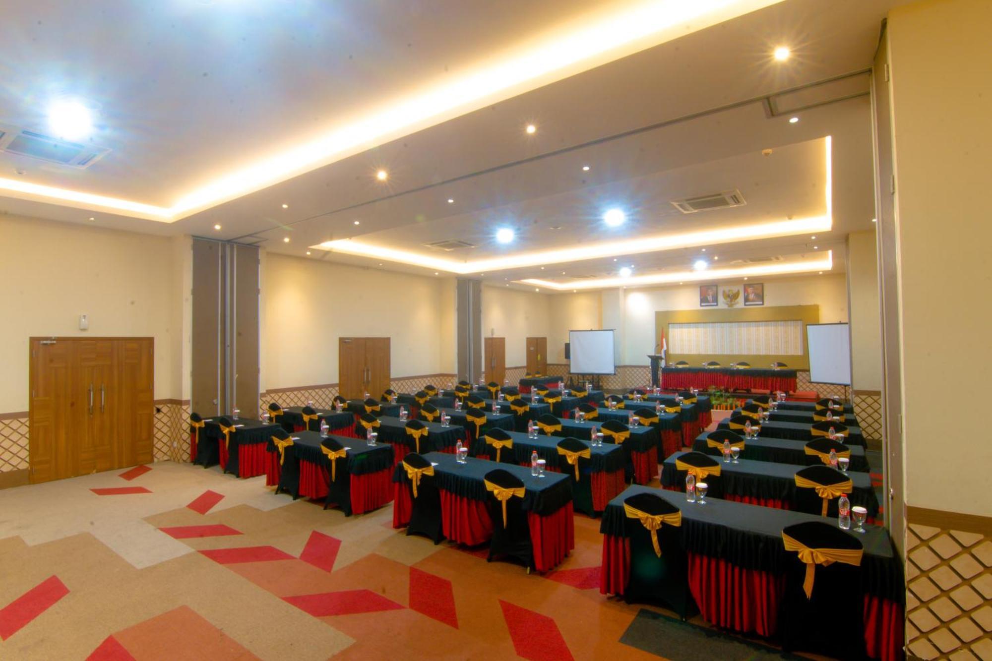 Front One Hotel Purwodadi Purwodadi  Ngoại thất bức ảnh