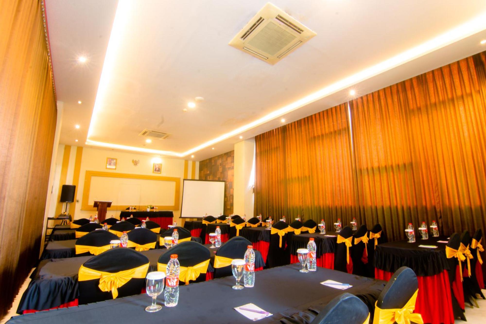 Front One Hotel Purwodadi Purwodadi  Ngoại thất bức ảnh