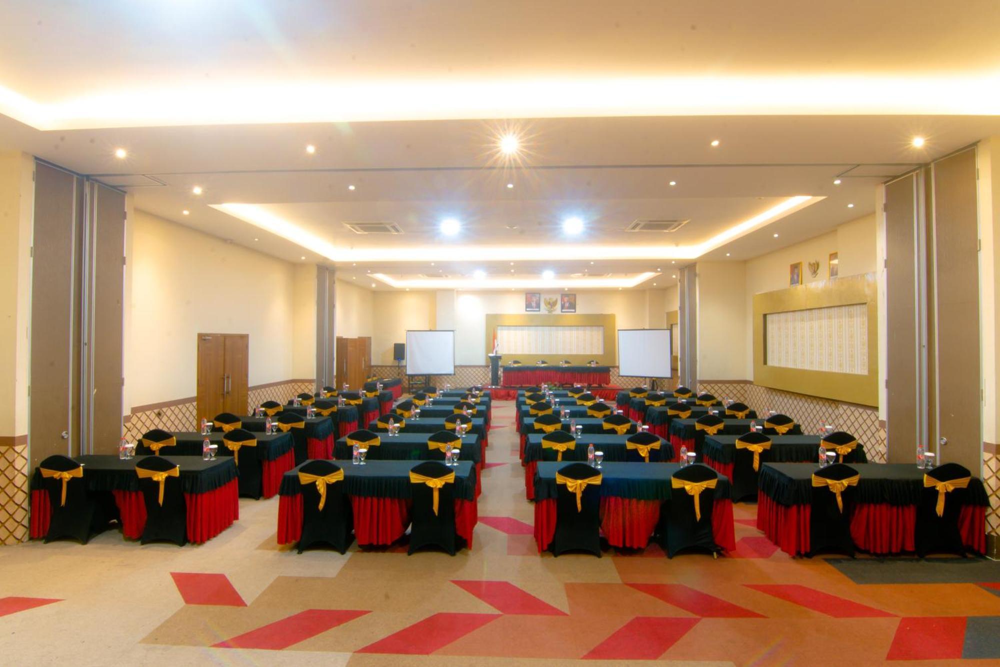 Front One Hotel Purwodadi Purwodadi  Ngoại thất bức ảnh
